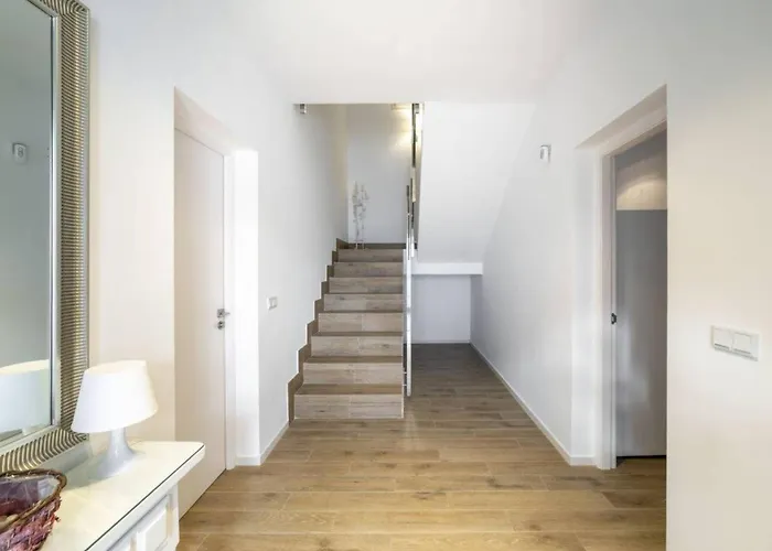 Relaxing Carel Capri