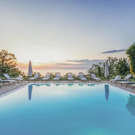 Luxury With Pool & Garden Casa vacanze