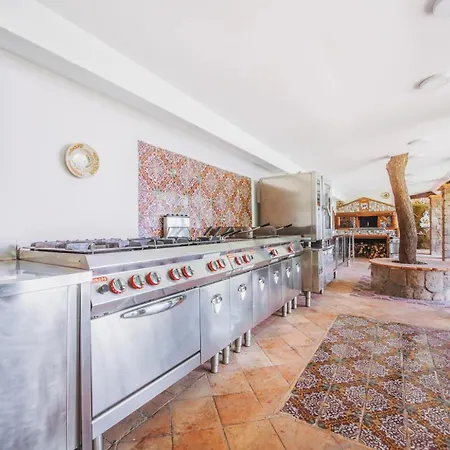 Luxury With Pool & Garden בית נופש