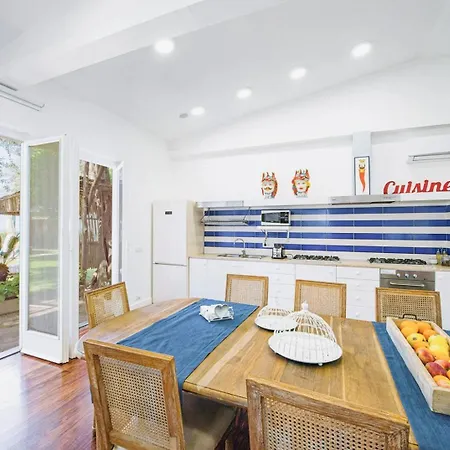 Luxury With Pool & Garden * קאפרי