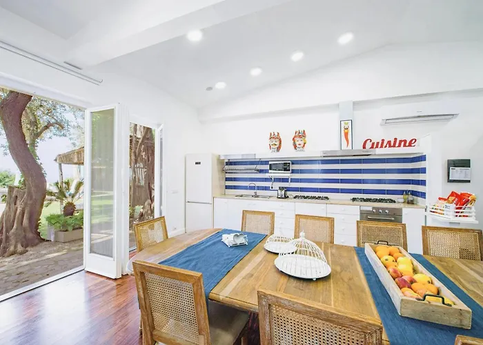 Luxury With Pool & Garden * קאפרי