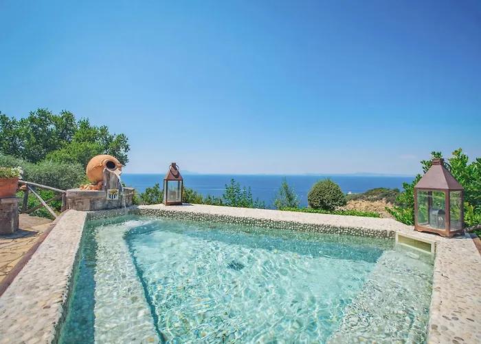 בית נופש Luxury With Pool & Garden קאפרי