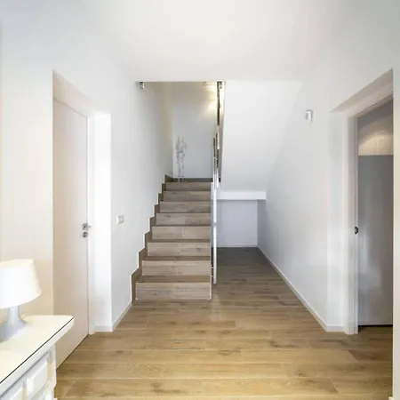 Relaxing Carel קאפרי